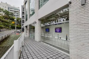 화이트 벽돌과 유리로 완성한 모던 NFT 갤러리